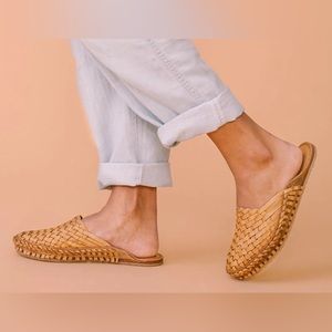 EUC mohinders woven slides